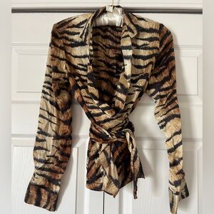 Lafayette 148 New York 100% Made in US silk tiger print blouse with belt size 4